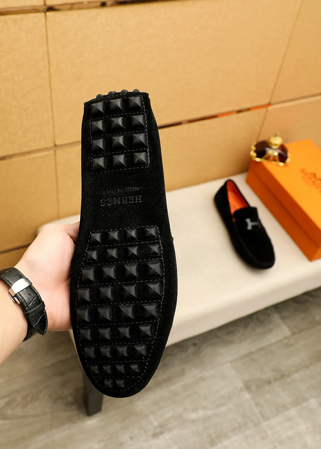 Men's shoes 💰380 💐 Product trademark: HERMES "Hermès" shoes. Regular size: 38-44 (45.46.47🉑️Customized) Product materials: Selected imported first-layer frosted cowhide upper + luxury hardware buckle, imported pig leather lining. Strong three-dimensional visual effect, original outsole color: 2 colors available